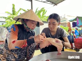 Cha mẹ nợ vì bò chết hết, con gái hứa tự kiếm học phí, ‘xin đừng kêu con bỏ đại học’