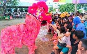 Bộ ảnh Trung thu lặng lẽ tại Làng Nủ gây xúc động