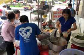 Quán bún riêu không thu tiền, nhờ khách chuyển khoản ủng hộ đồng bào bão lũ