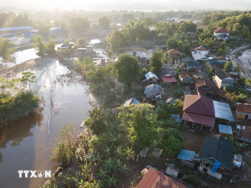  Thắm đượm tình nghĩa Việt Nam-Lào sau cơn mưa lũ 第1张