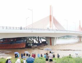 Sà lan đâm vào cầu Vĩnh Phú, cấm phương tiện qua  第1张