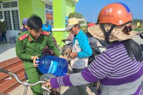 Công an Tiền Giang mang giọt nước nghĩa tình đến bà con vùng hạn mặn