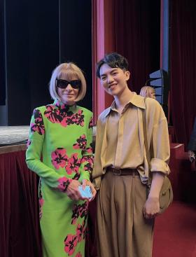 Nhà thiết kế Việt Gen Z gây sốt khi tái ngộ &quot;bà đầm thép&quot; Anna Wintour