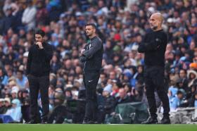 Guardiola tố Arsenal trì hoãn trận đấu 