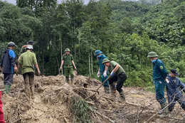 Học sinh ở Hà Nội ăn, ngủ tại trường tránh ngập lụt