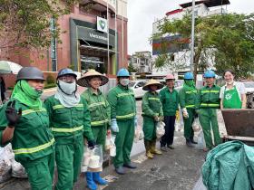 Nấu cơm, làm bánh tặng người khó khăn sau bão 