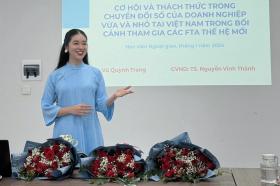 Vẻ gợi cảm của nữ MC dẫn trong đám cưới Quang Hải - Chu Thanh Huyền