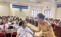  Nhiều người cứ về Việt Nam thì vượt đèn đỏ 第4张