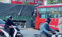  Hoảng hồn khi đang ăn sáng trong cửa hàng, xe container húc văng dải phân cách lao thẳng tới 