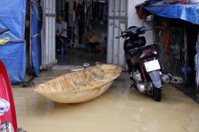 Nước sông Bùi lên cao, người dân Hà Nội hối hả chạy lũ  第6张