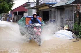 Nước sông Bùi lên cao, người dân Hà Nội hối hả chạy lũ  第17张