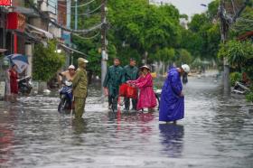  Mưa như trút nước suốt nhiều giờ, đường phố ở TPHCM biến thành sông 第1张