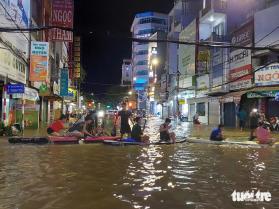 Khu vực bến Ninh Kiều liên tục 'thất thủ' do triều cường, dân chèo thuyền ra đường  第3张