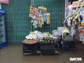 Khu vực bến Ninh Kiều liên tục 'thất thủ' do triều cường, dân chèo thuyền ra đường  第8张