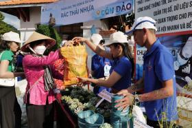 Vietnam Airlines chung tay cùng Côn Đảo giảm rác thải nhựa 