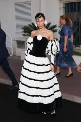 Bella Hadid gây sốc khi khoe vòng một gợi cảm tại thảm đỏ Cannes  第6张