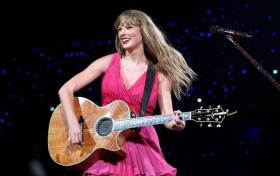 Chuyện độc lạ, sự cố hài hước trong chuyến lưu diễn tỷ USD của Taylor Swift