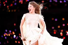 Chuyện độc lạ, sự cố hài hước trong chuyến lưu diễn tỷ USD của Taylor Swift