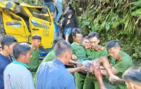  Xe tải tông ta luy, 2 người thương vong 第1张