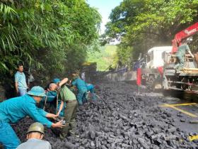  Xe tải tông ta luy, 2 người thương vong 第3张