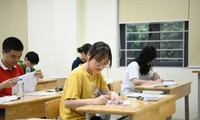  ‘Chạy đua’ học thêm tiếng Anh, đến trẻ tiểu học cũng luyện thi IELTS 