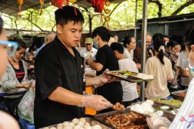 &quot;Bữa Cơm Yêu Thương&quot;: Tuổi trẻ chọn sẻ chia lòng nhân ái