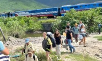  Tàu hỏa trật bánh khi qua đèo Hải Vân, nhiều toa hàng lật trong đêm 第8张